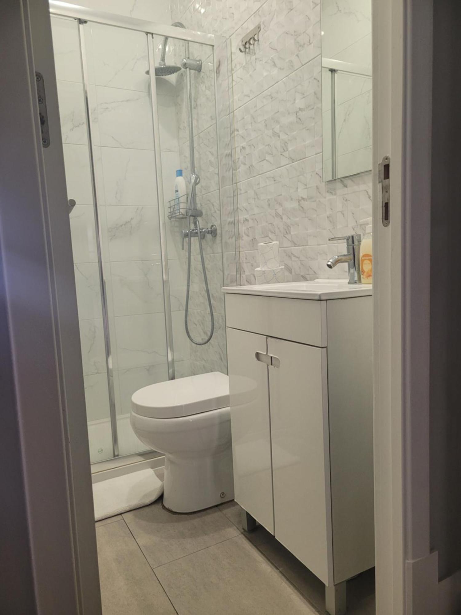 Hotel Residencial Valentina Lisboa Exterior foto A shower room