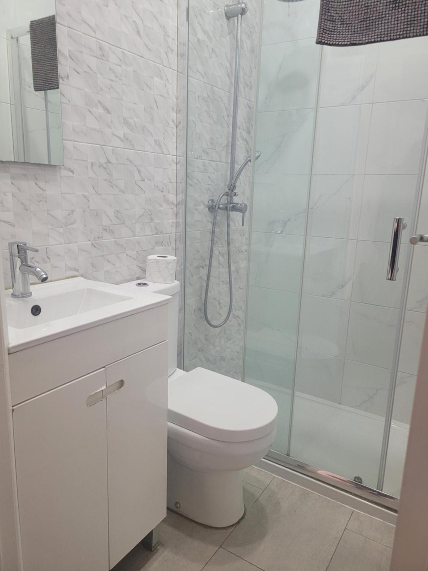 Hotel Residencial Valentina Lisboa Habitación foto A shower cubicle