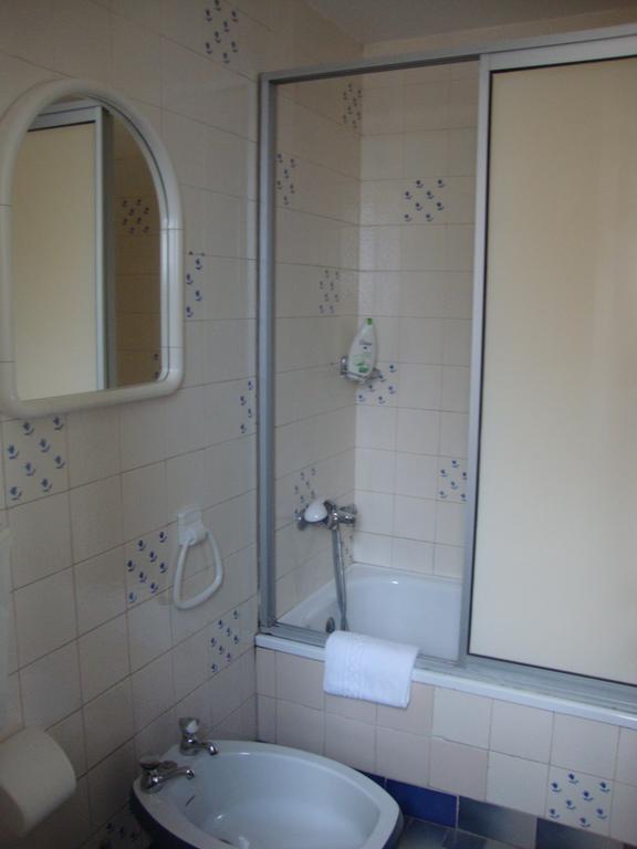 Hotel Residencial Valentina Lisboa Exterior foto A shower door