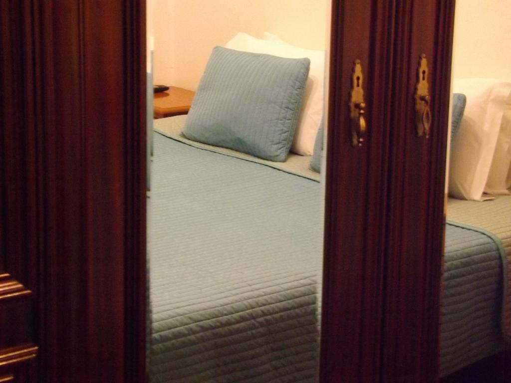 Hotel Residencial Valentina Lisboa Exterior foto A bed in a hotel room